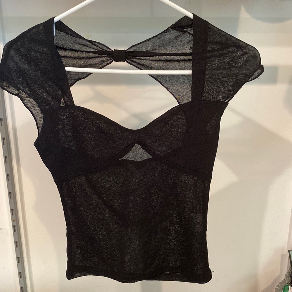 Square neckline, backless black top